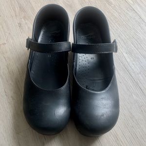 Dansko Clog with strap (black)